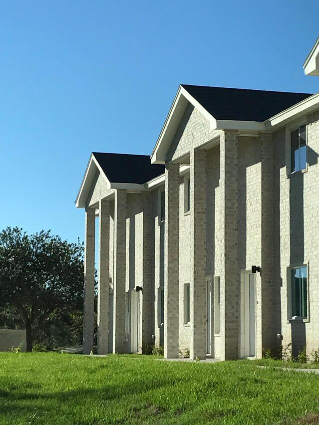 Beautiful apartment . Close to hospital, main streets (McColl, Nolana ,Jackson and easy access to th - Photo 2