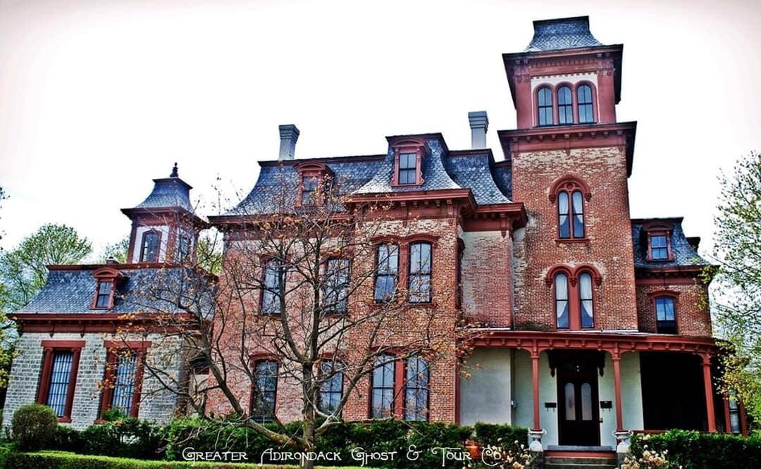 Updated & Charming 1 Bedroom Apt. in Historic Mansion near the lake - Photo 1