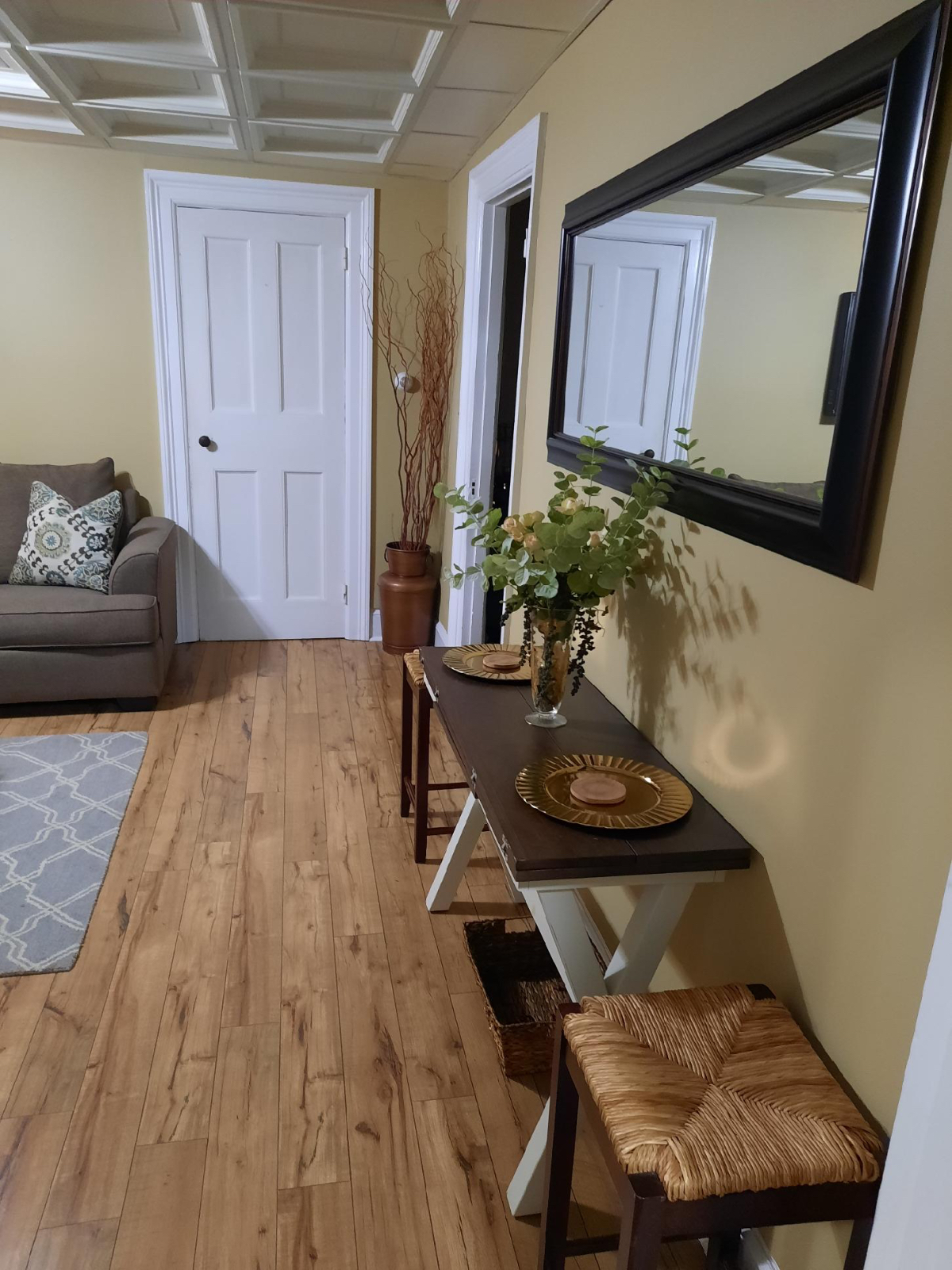 Updated  & Charming 1 Bedroom Apt. in Historic Mansion near the lake - Photo 6