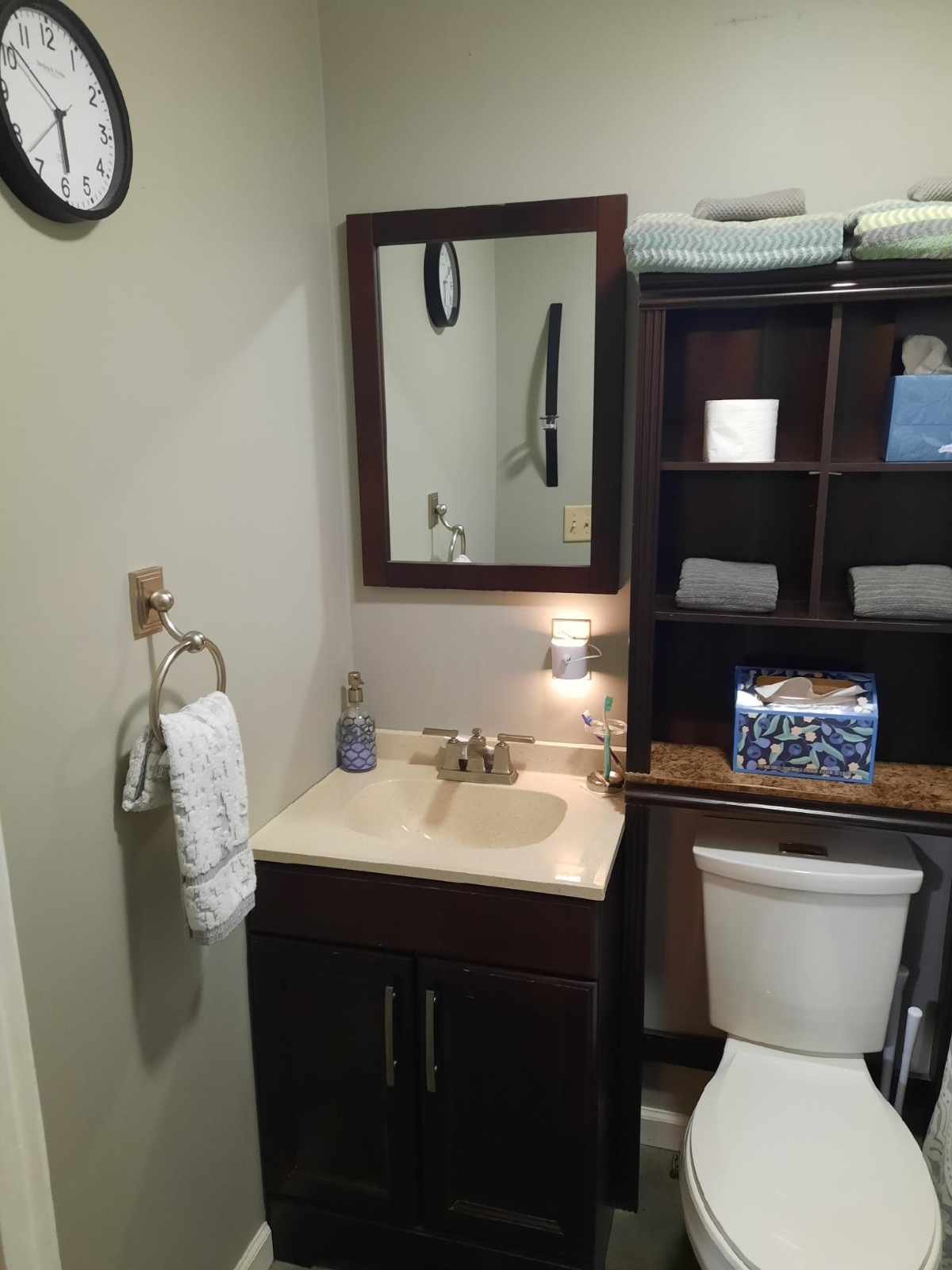 Updated & Charming 1 Bedroom Apt. in Historic Mansion near the lake - Photo 2