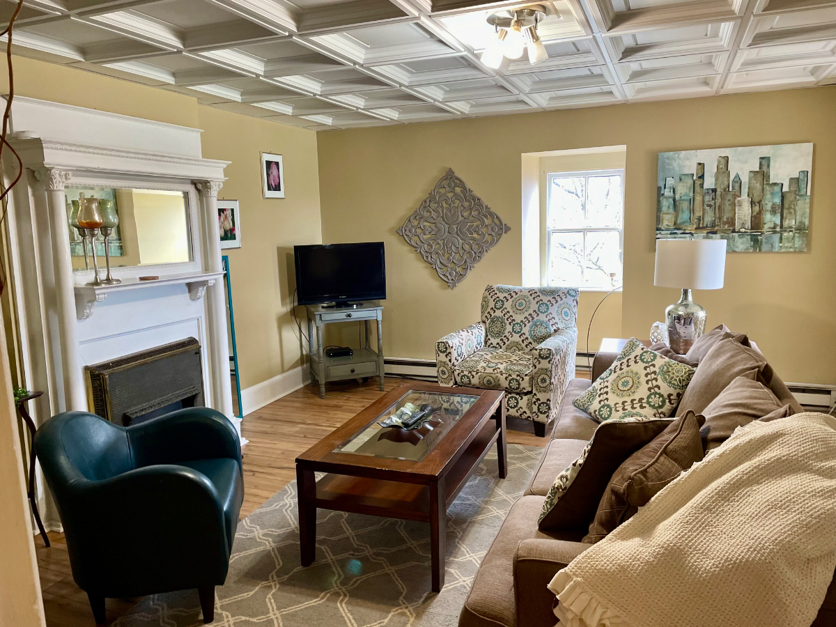 Updated & Charming 1 Bedroom Apt. in Historic Mansion near the lake - Photo 4