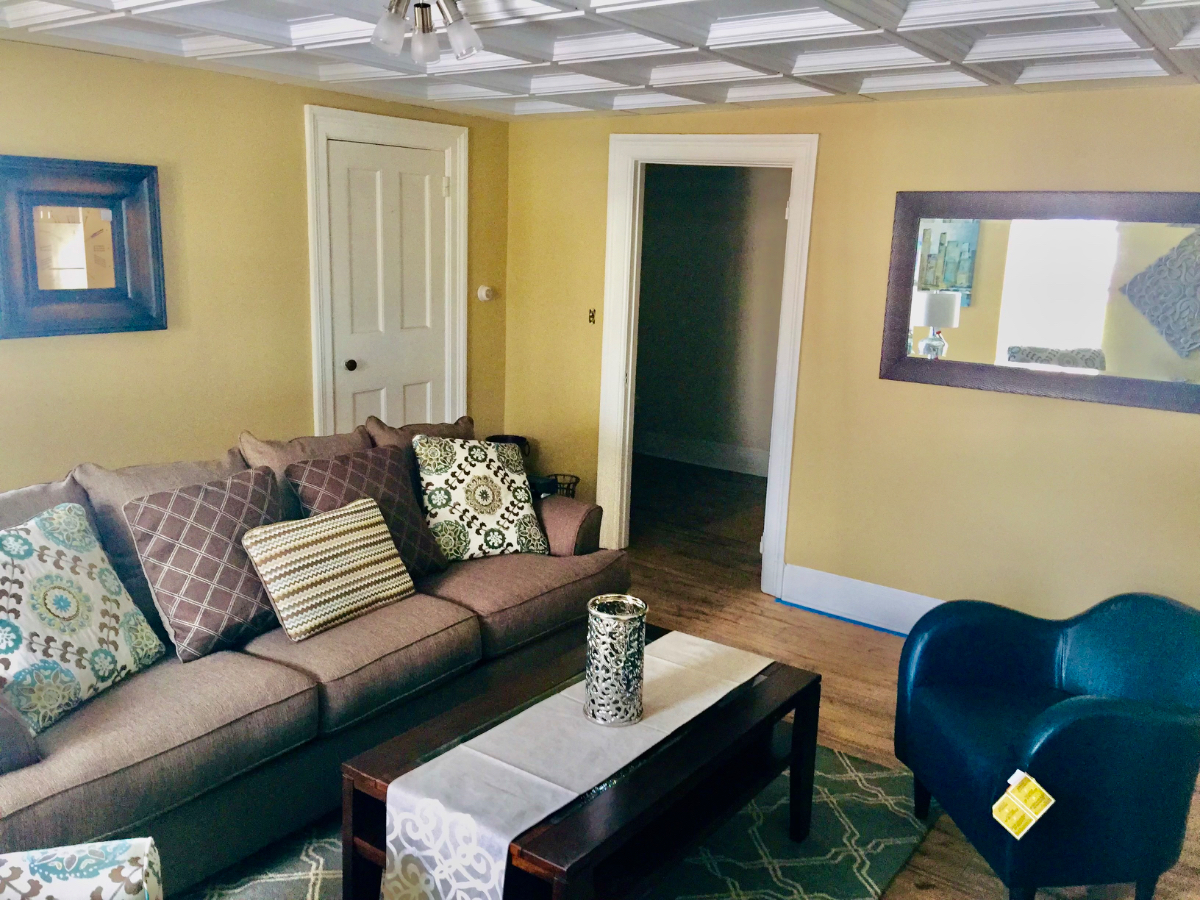 Updated & Charming 1 Bedroom Apt. in Historic Mansion near the lake - Photo 5