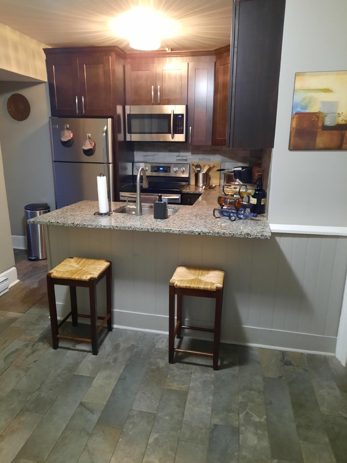 Updated  & Charming 1 Bedroom Apt. in Historic Mansion near the lake - Photo 8