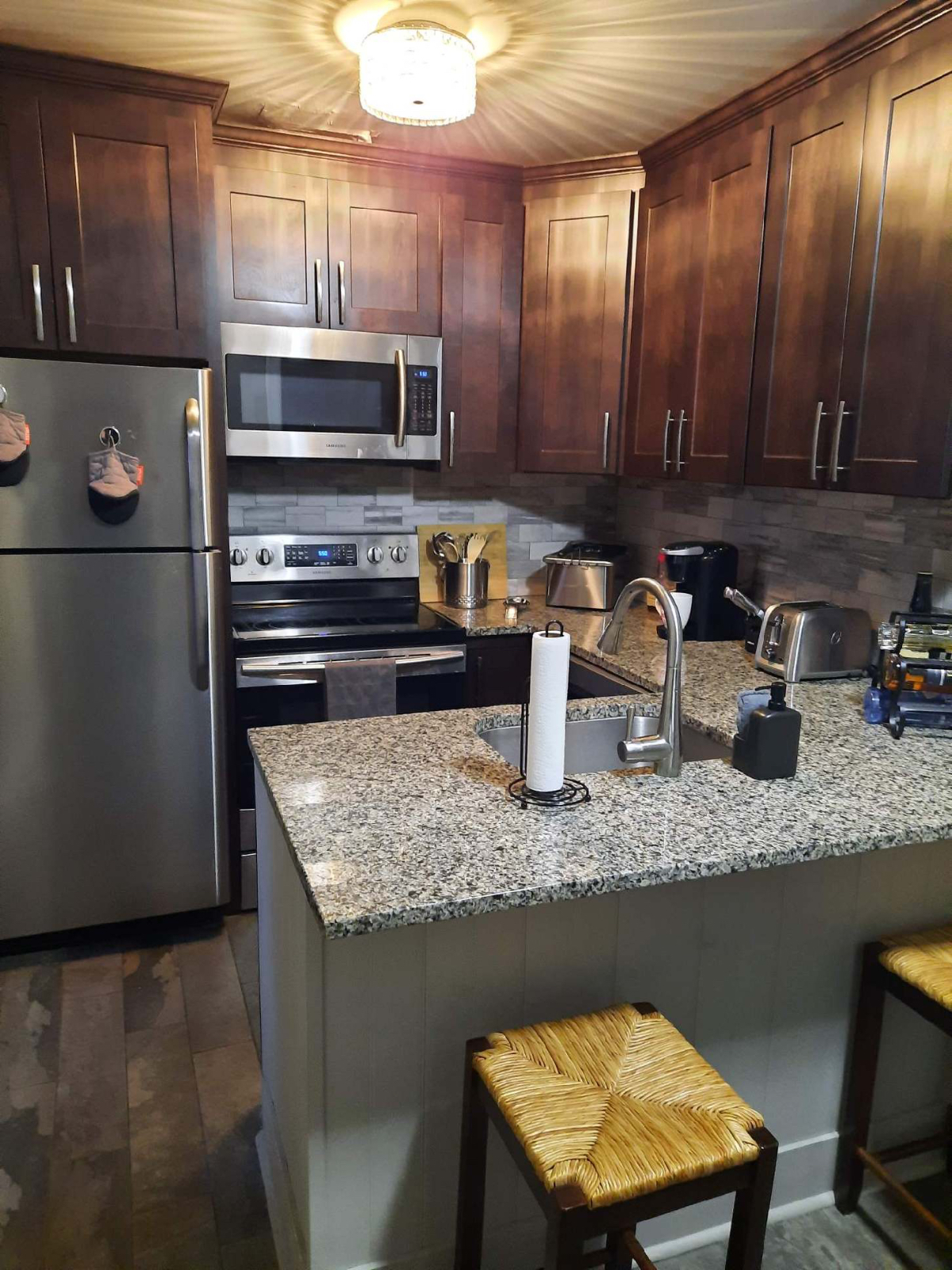 Updated  & Charming 1 Bedroom Apt. in Historic Mansion near the lake - Photo 9