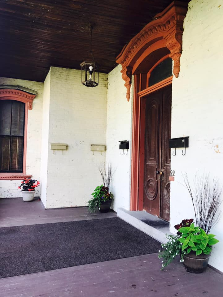 Updated  & Charming 1 Bedroom Apt. in Historic Mansion near the lake - Photo 11