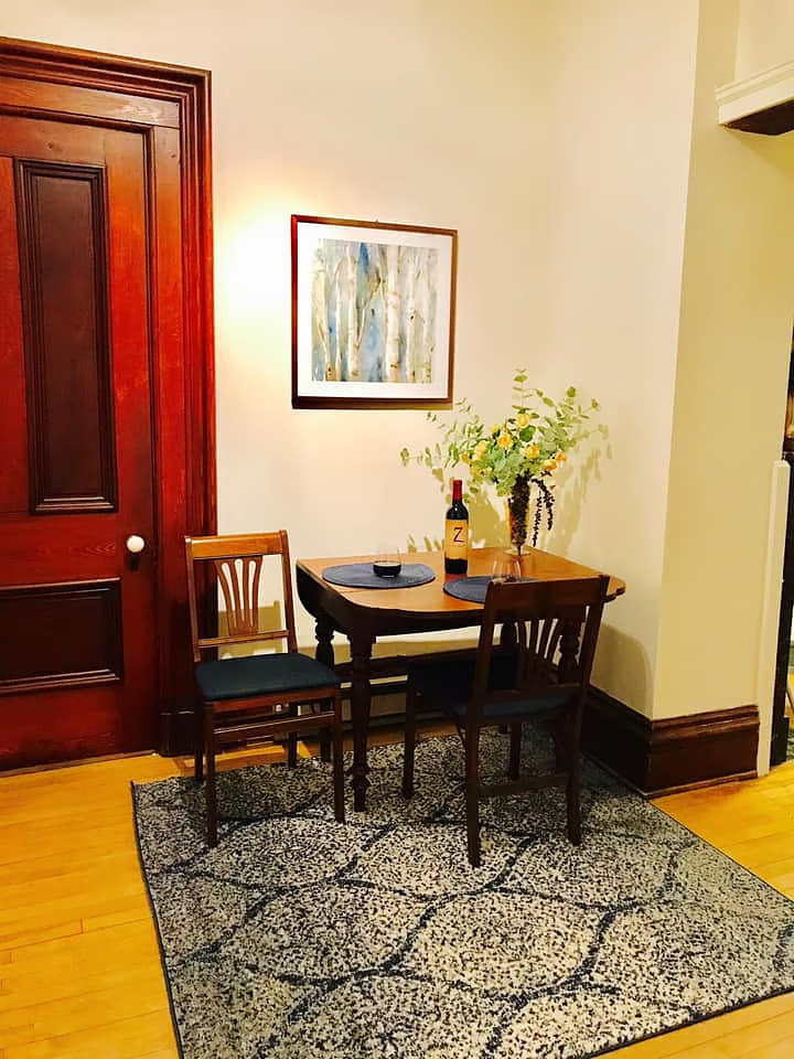Updated & Charming 1 Bedroom Apt. in Historic Mansion near the lake - Photo 2