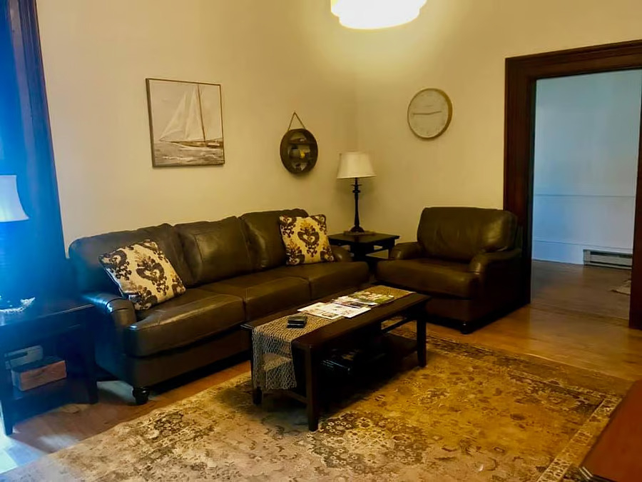 Updated & Charming 1 Bedroom Apt. in Historic Mansion near the lake - Photo 3