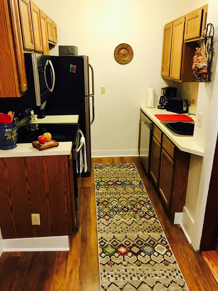 Updated & Charming 1 Bedroom Apt. in Historic Mansion near the lake - Photo 4