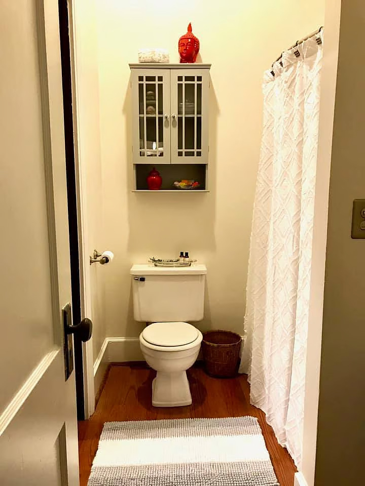 Updated  & Charming 1 Bedroom Apt. in Historic Mansion near the lake - Photo 6