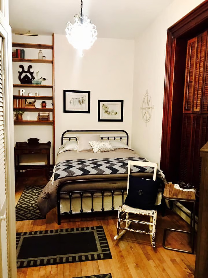 Updated  & Charming 1 Bedroom Apt. in Historic Mansion near the lake - Photo 9