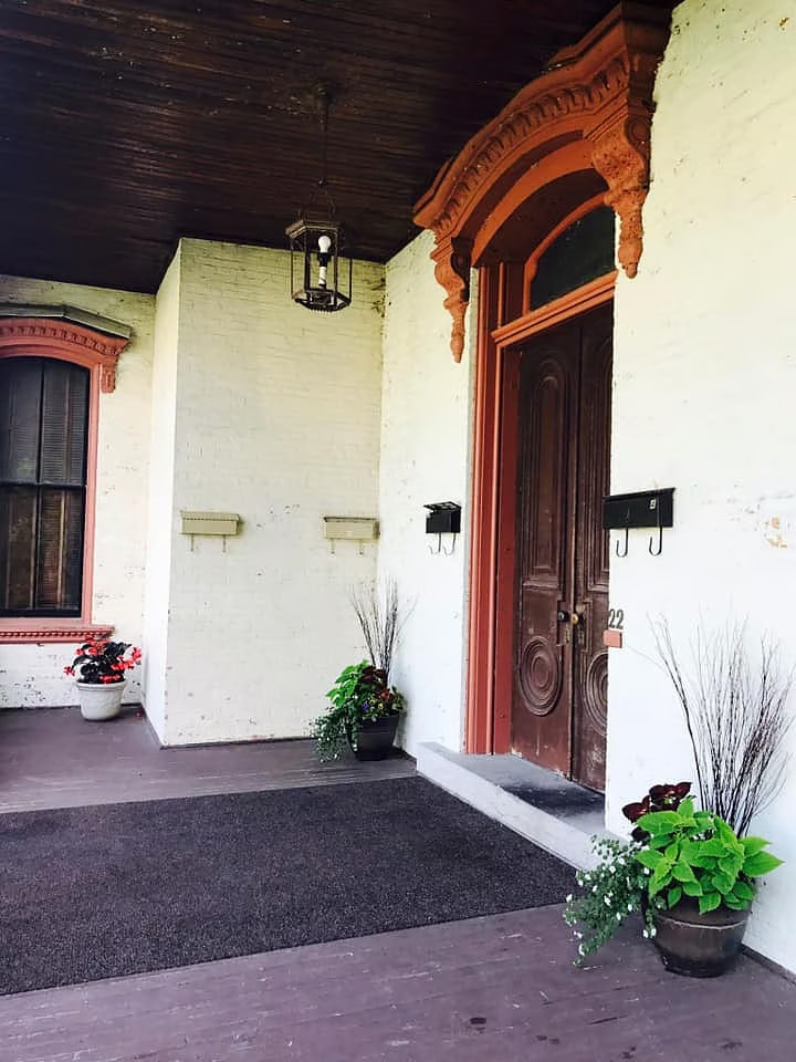 Updated  & Charming 1 Bedroom Apt. in Historic Mansion near the lake - Photo 10