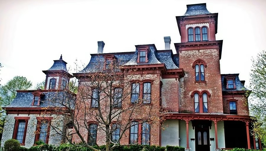Updated  & Charming 1 Bedroom Apt. in Historic Mansion near the lake - Photo 11