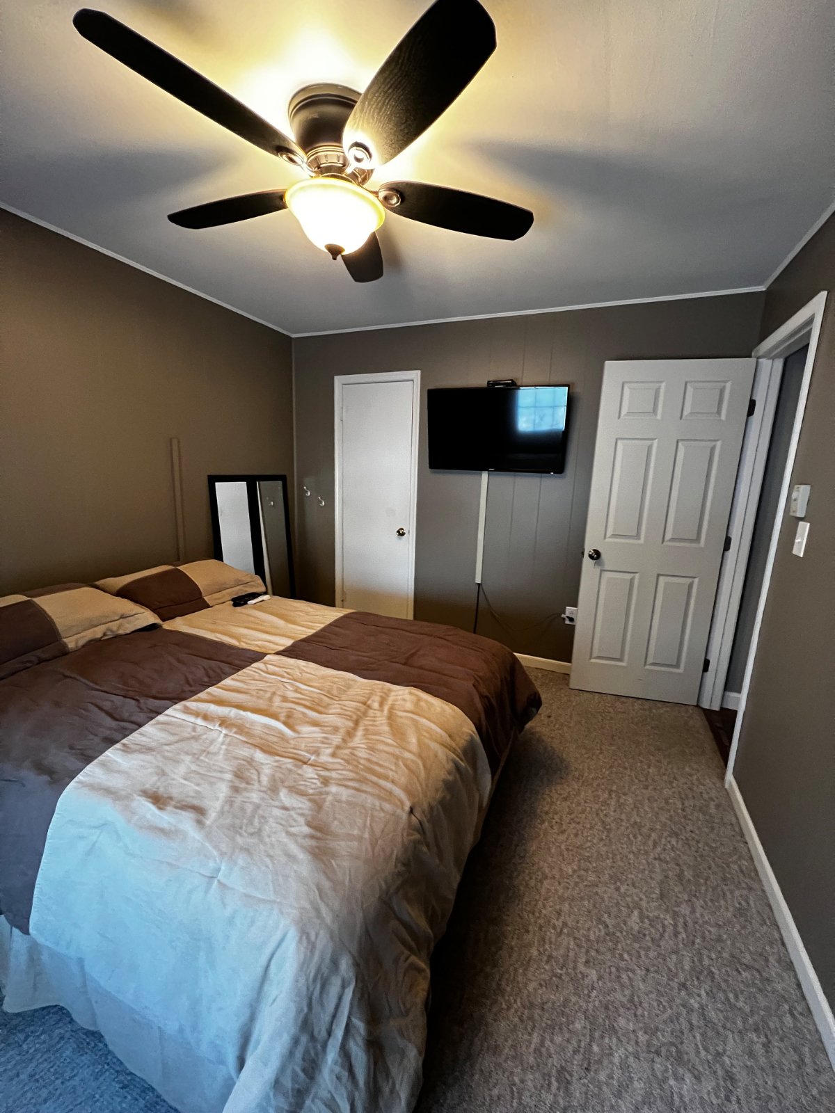 Cozy home near hospital - Photo 3