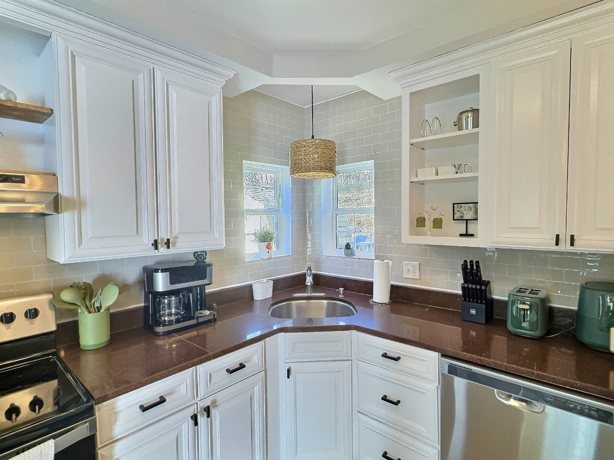 Modern Comfort Meets Serenity - 2BR Bungalow in Knoxville's Charming Bearden Neighborhood - Centrall - Photo 10