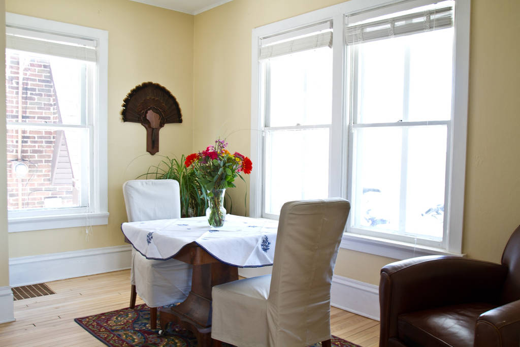 Charming & close to hospitals - Photo 2