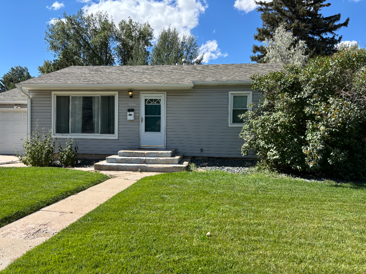 Delightful 2-Bedroom Home with Modern Kitchen, Cozy Living Space, and Private Fenced Yard - Photo 2
