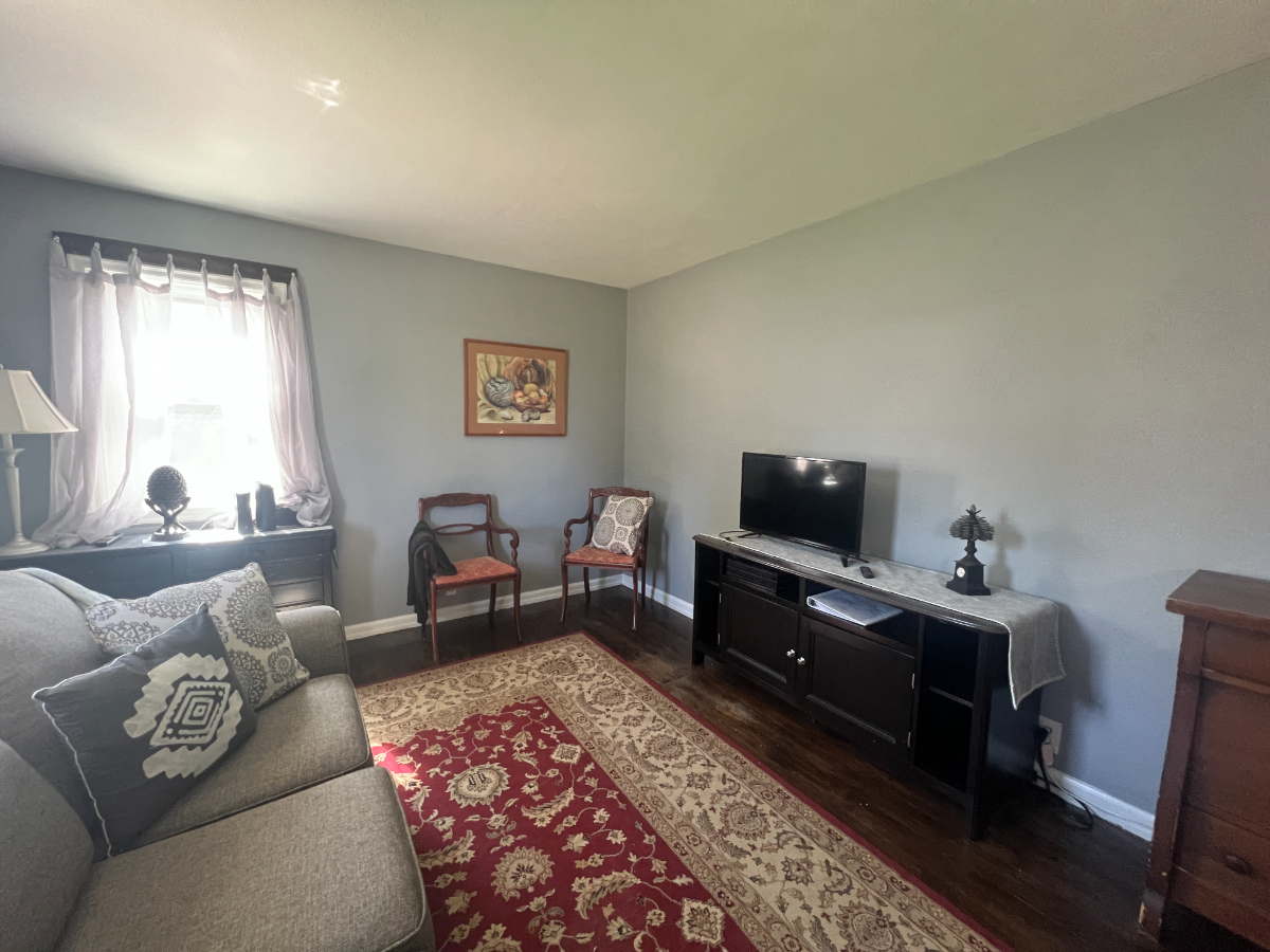 Delightful 2-Bedroom Home with Modern Kitchen, Cozy Living Space, and Private Fenced Yard - Photo 4