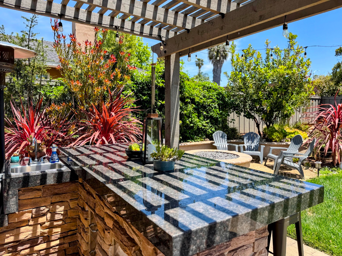 Coastal Bay Ho 3BR | Hot Tub + Outdoor Kitchen | WFH Office - Photo 6