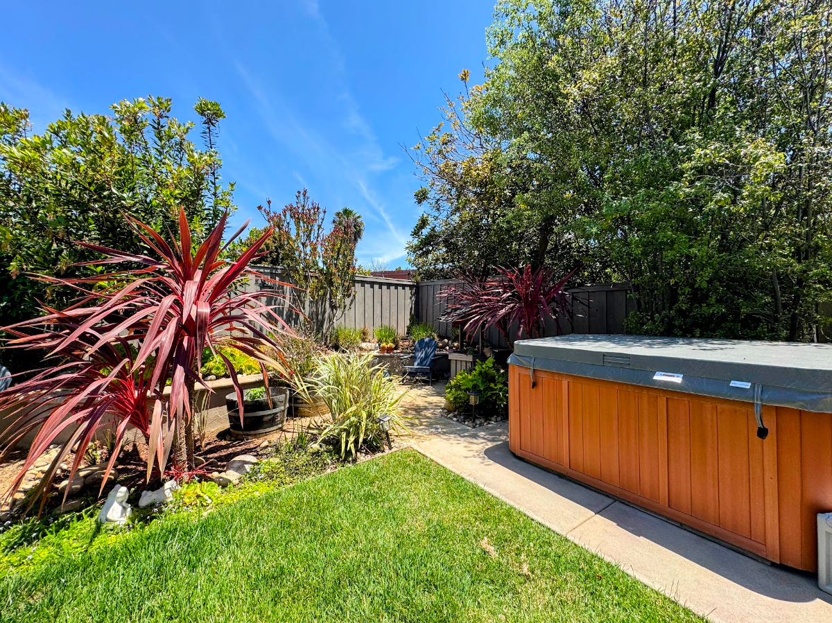 Coastal Bay Ho 3BR | Hot Tub + Outdoor Kitchen | WFH Office - Photo 2