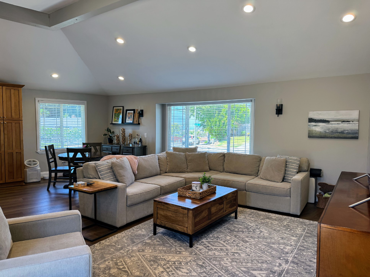 Coastal Bay Ho 3BR | Hot Tub + Outdoor Kitchen | WFH Office - Photo 3