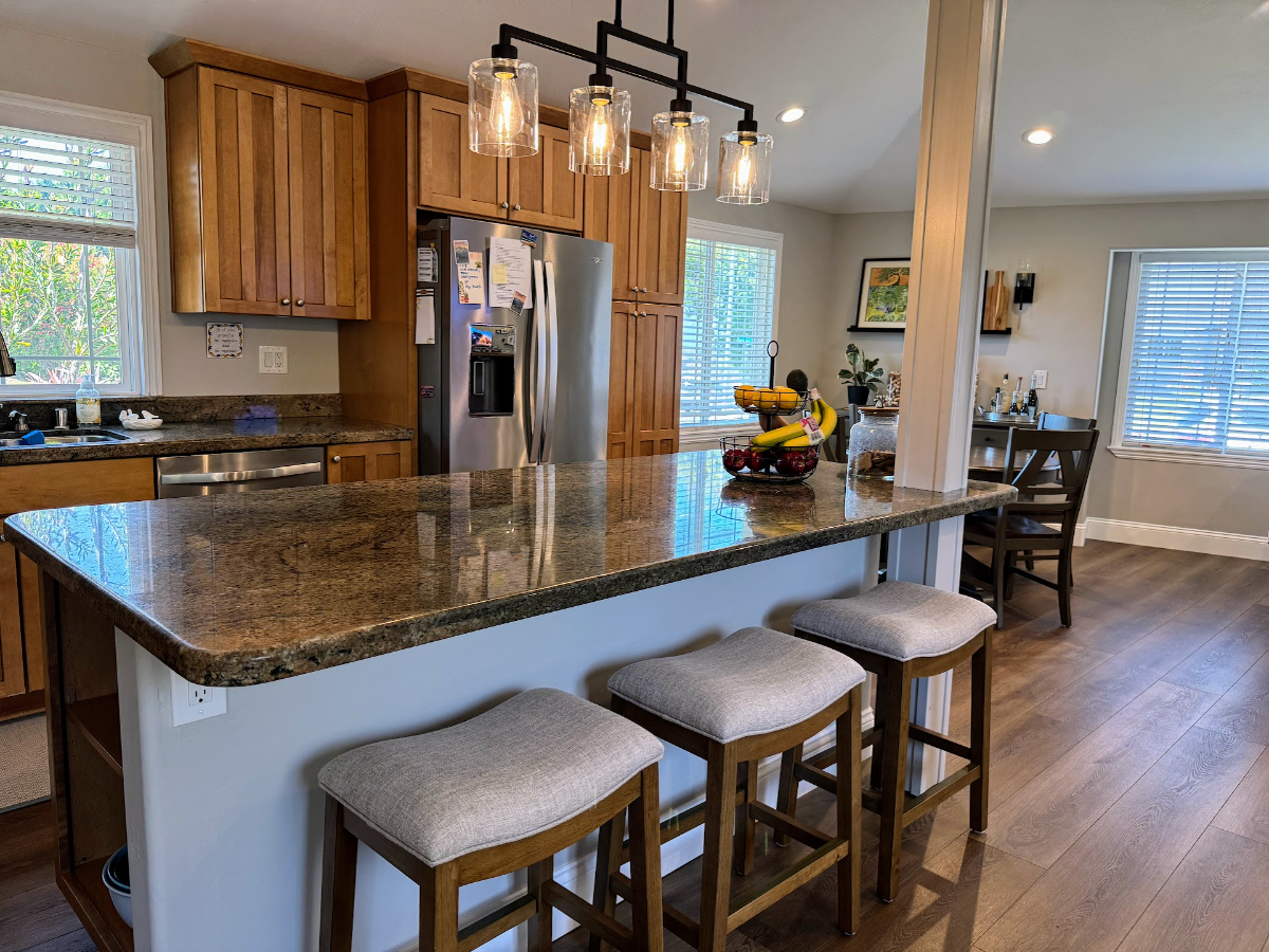 Coastal Bay Ho 3BR | Hot Tub + Outdoor Kitchen | WFH Office - Photo 5