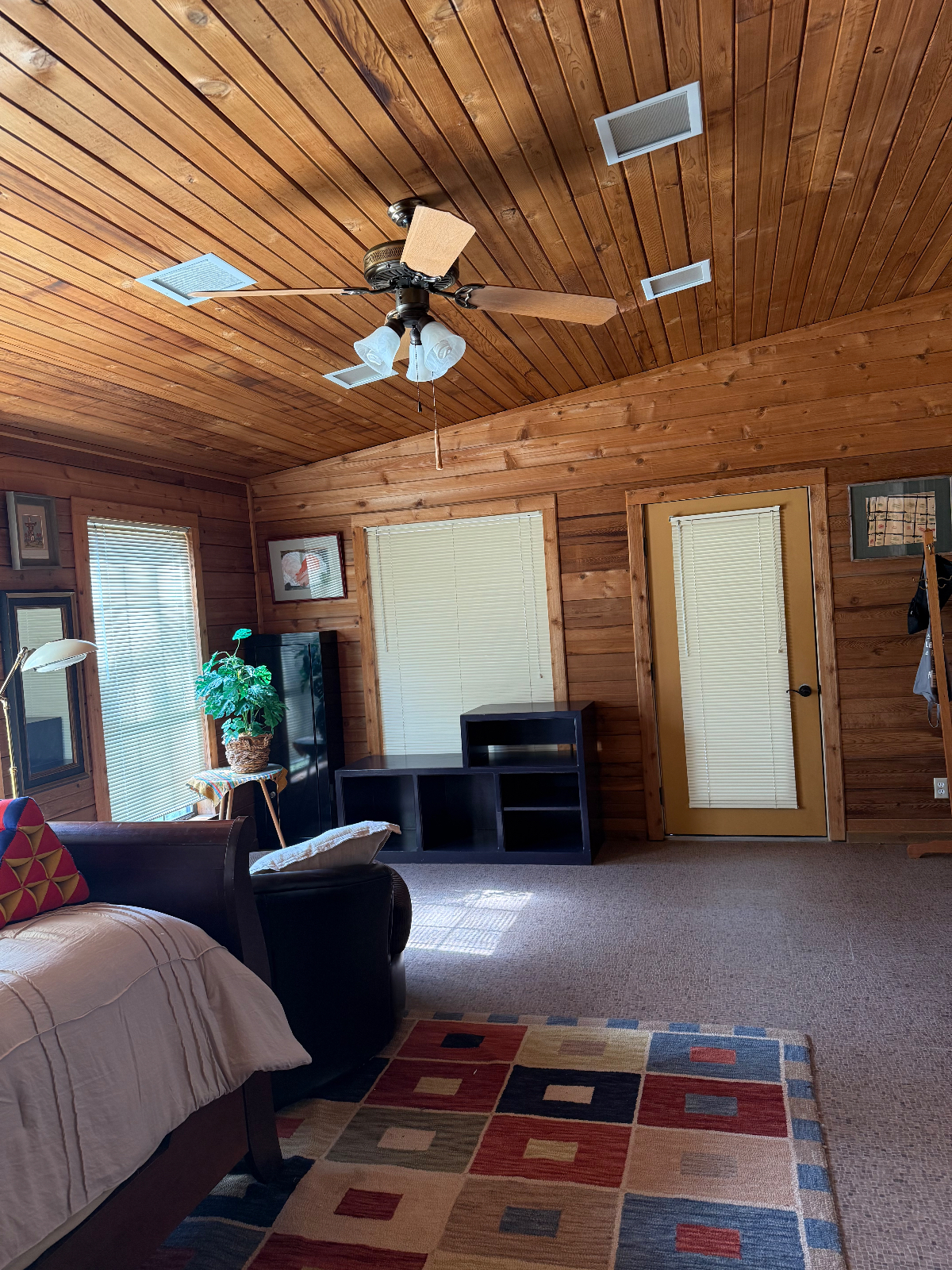 Peaceful, quiet, calm large room with sitting area and bathroom - Photo 2