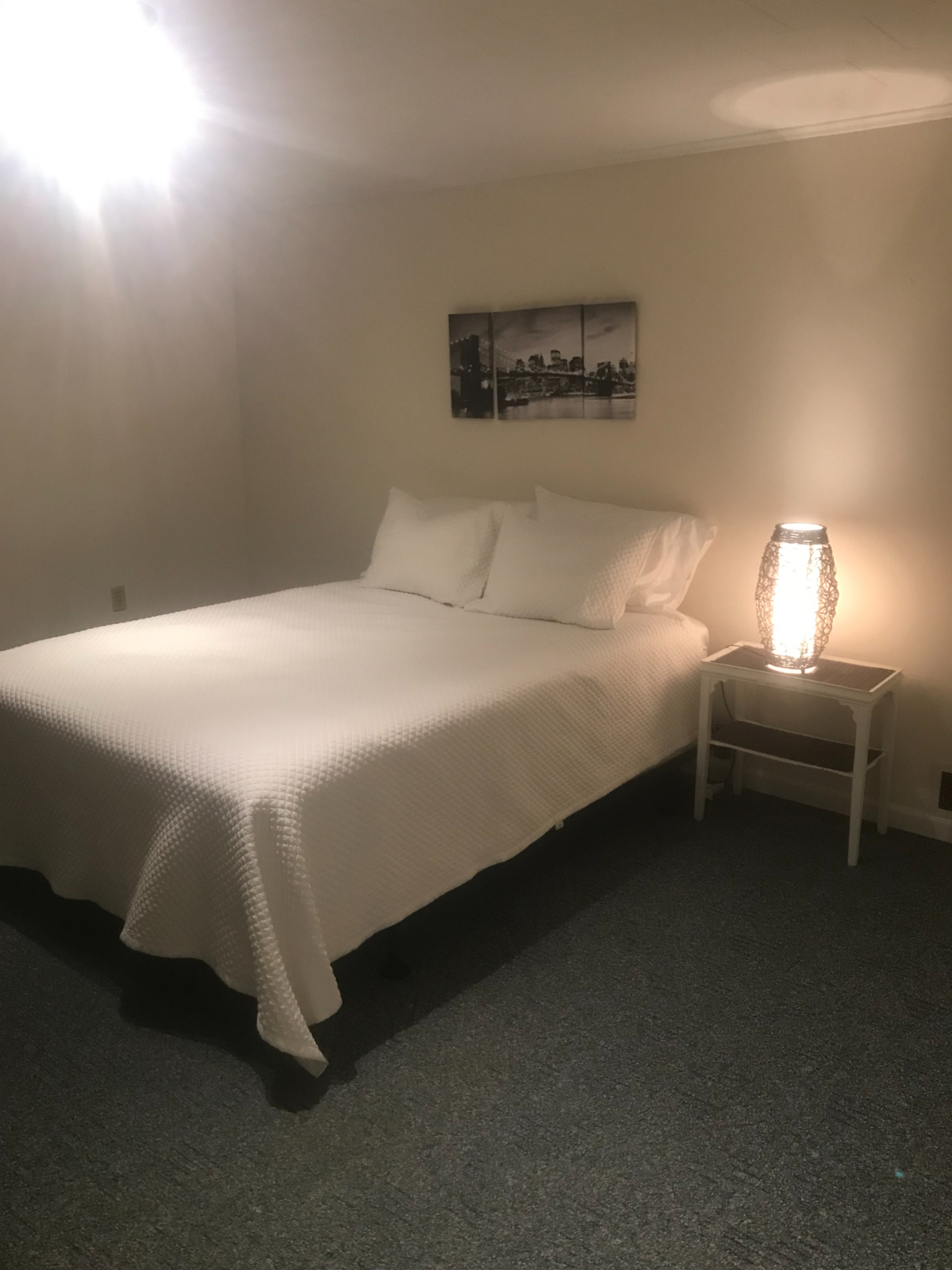 Large 2 Bedroom, 2 Bath, Livingroom, Sunroom, W/D - Photo 1
