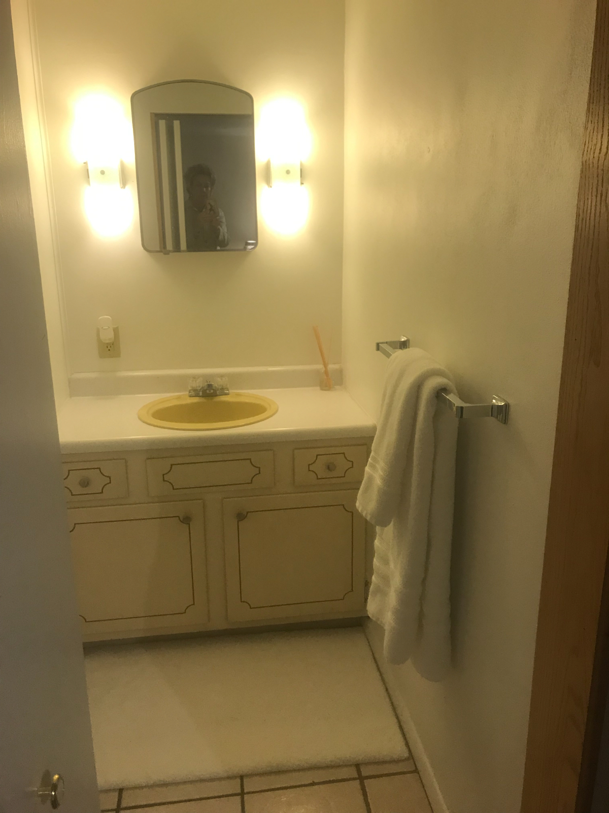 Large 2 Bedroom, 2 Bath, Livingroom, Sunroom, W/D - Photo 2