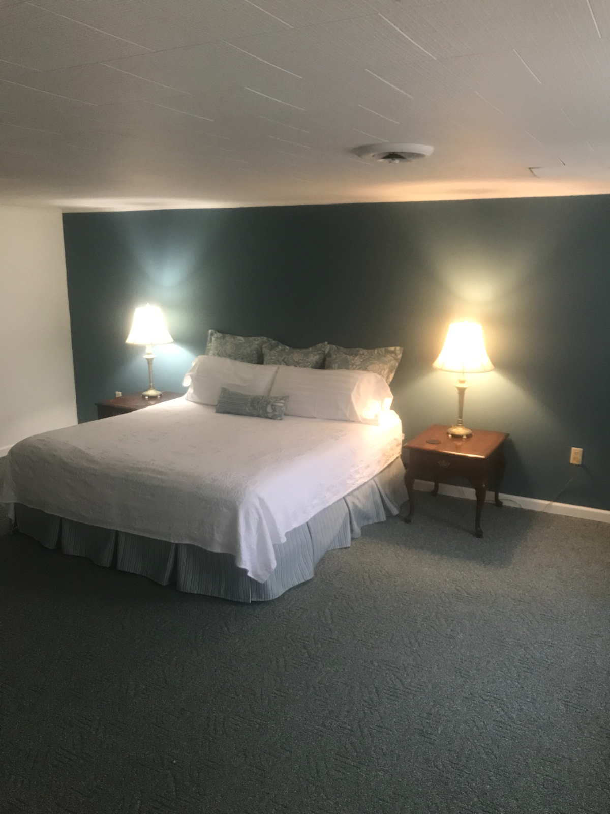 Large 2 Bedroom, 2 Bath, Livingroom, Sunroom, W/D - Photo 4