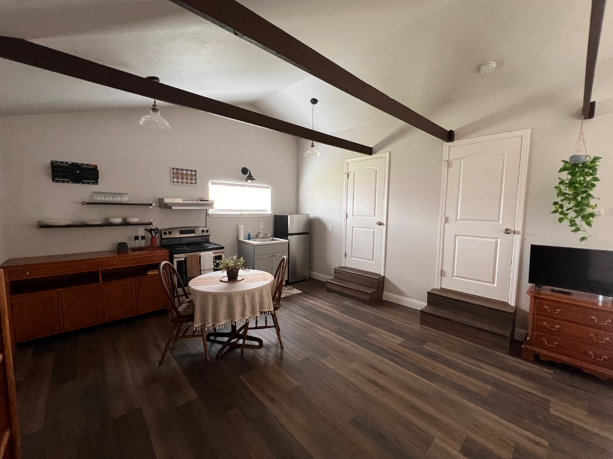 Spacious Studio Near I-5 - Photo 2