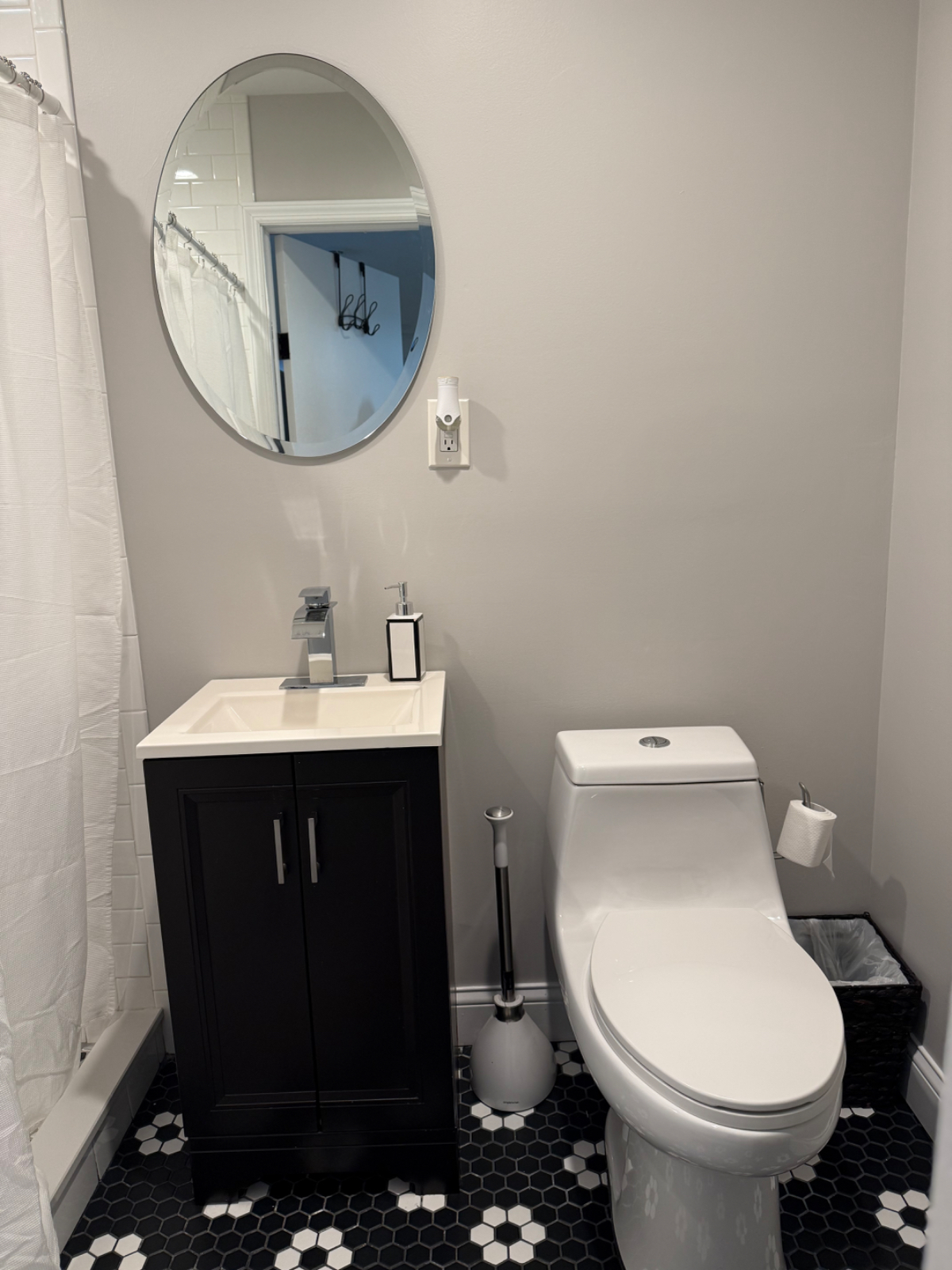 Comfy 1BR Near Train Perfect for Traveling Professionals - Photo 7