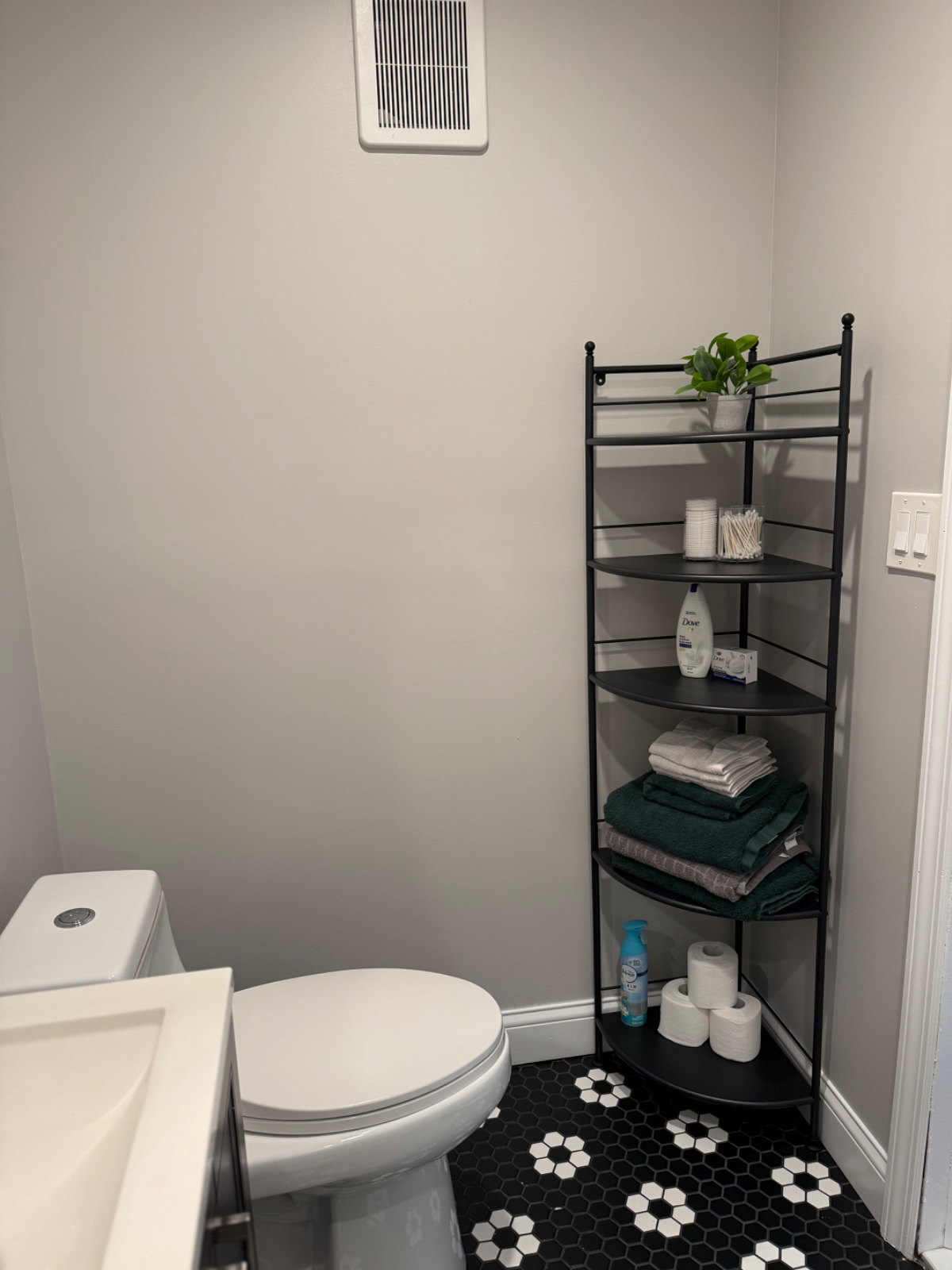 Comfy 1BR Near Train Perfect for Traveling Professionals - Photo 8