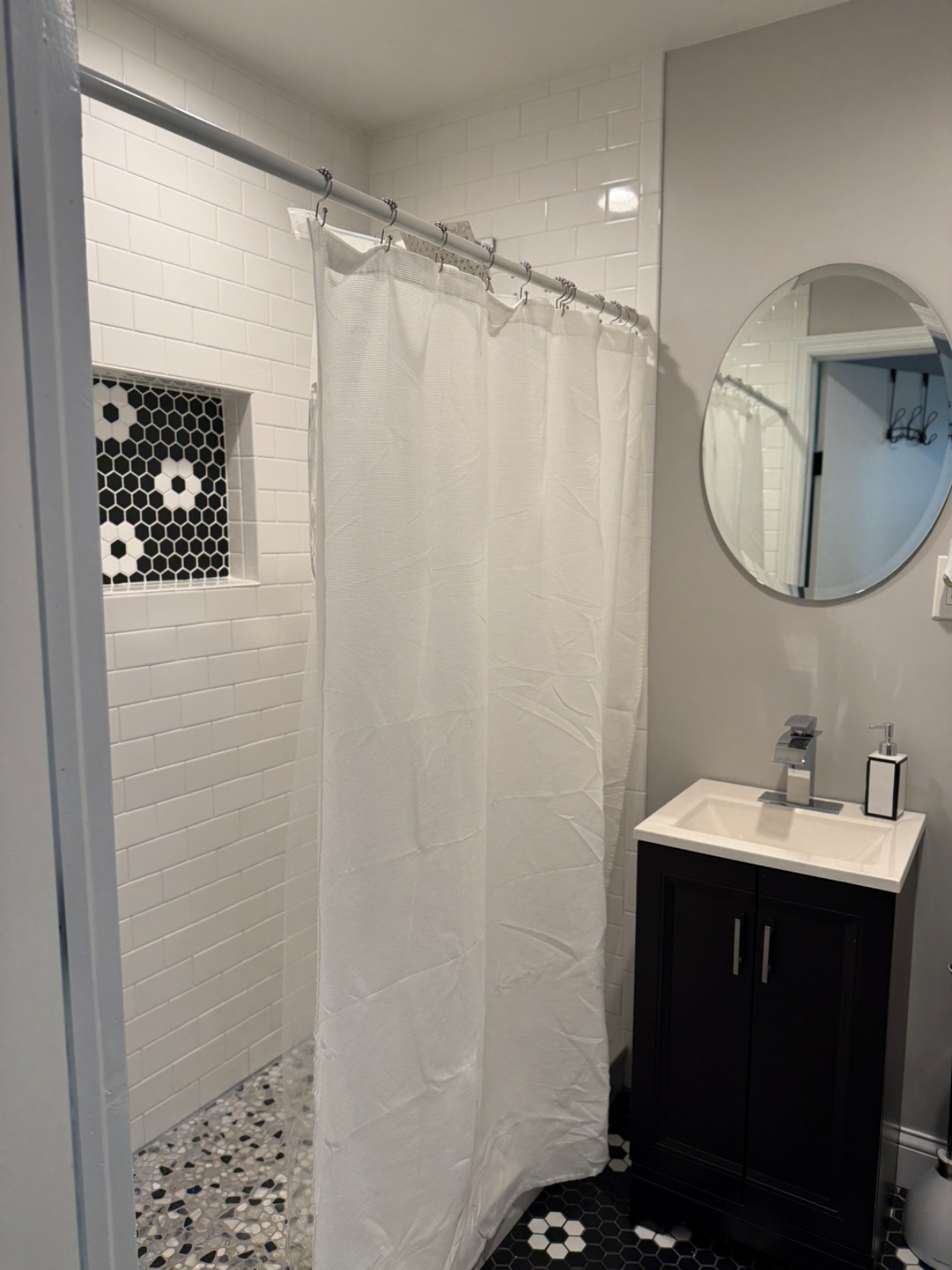 Comfy 1BR Near Train Perfect for Traveling Professionals - Photo 9