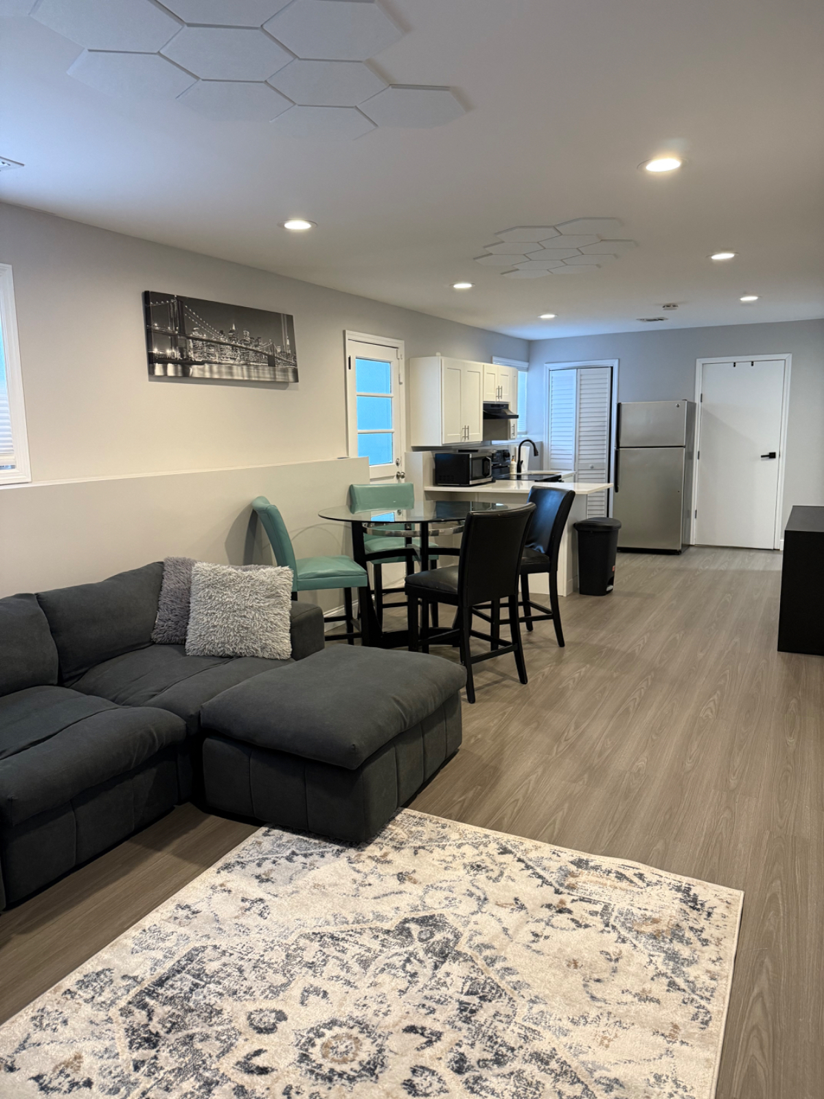 Comfy 1BR Near Train Perfect for Traveling Professionals - Photo 10