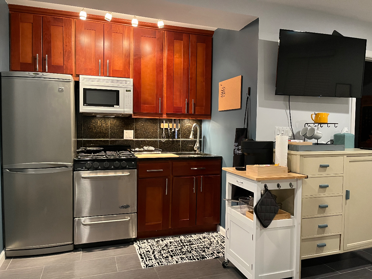 Cozy First Floor Studio Apartment in Vibrant Brooklyn - Near Subway & Amenities - Photo 2