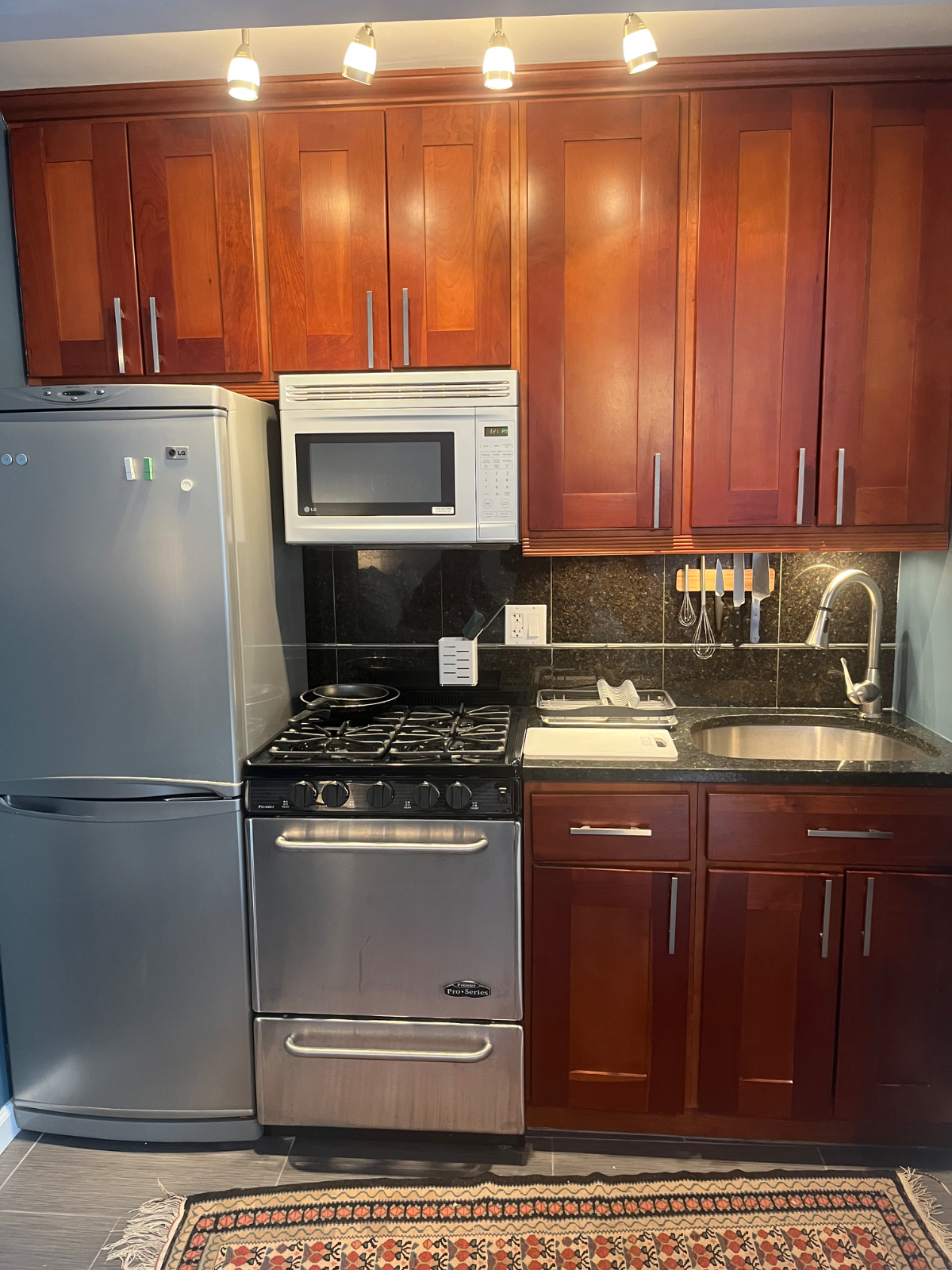 Cozy First Floor Studio Apartment in Vibrant Brooklyn - Near Subway & Amenities - Photo 3