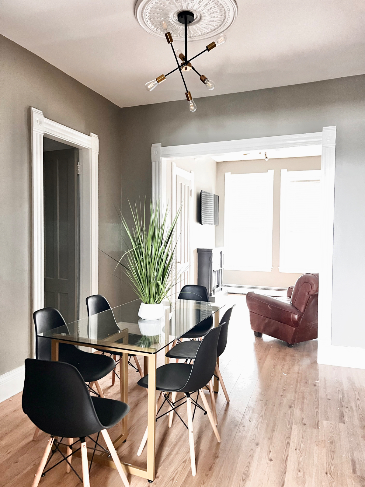 Urban Oasis Beautifully Renovated Downtown Apt With Private Parking - Photo 10