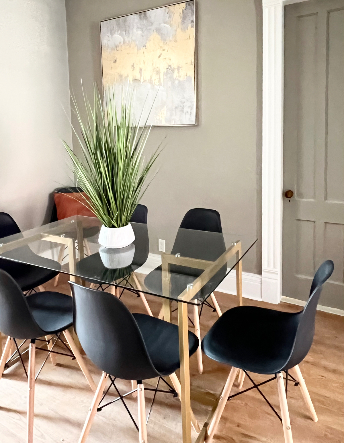 Urban Oasis Beautifully Renovated Downtown Apt With Private Parking - Photo 6