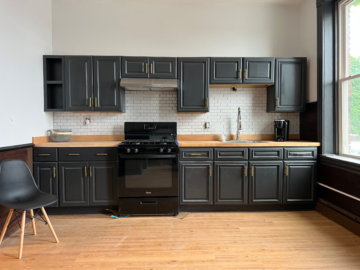 Urban Oasis Beautifully Renovated Downtown Apt With Private Parking - Photo 2