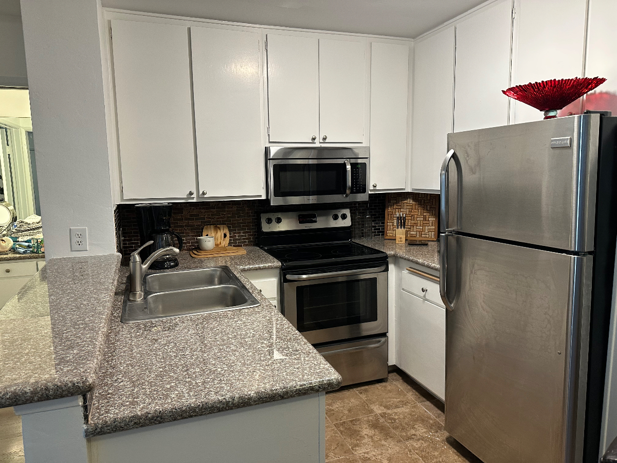 Resort Style Condo - Ideal Midterm Stay - Photo 4