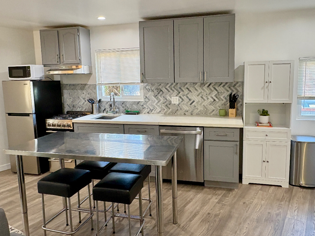 Freshly Renovated Studio Apartment - Quiet Neighborhood - Photo 1