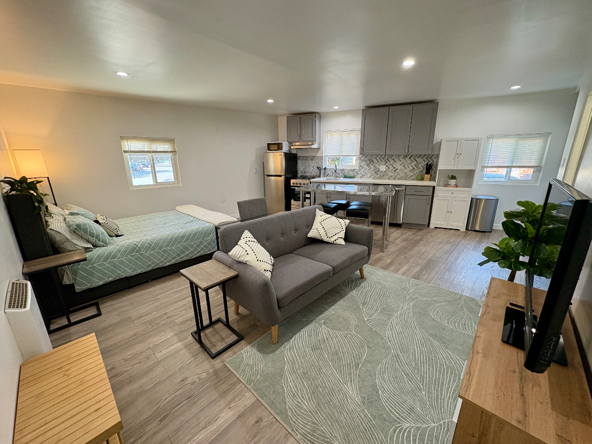 Freshly Renovated Studio Apartment - Quiet Neighborhood - Photo 6