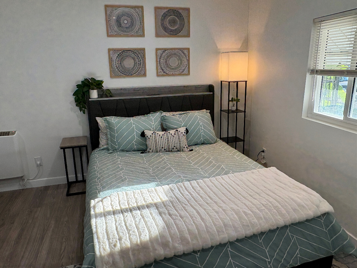 Freshly Renovated Studio Apartment - Quiet Neighborhood - Photo 2