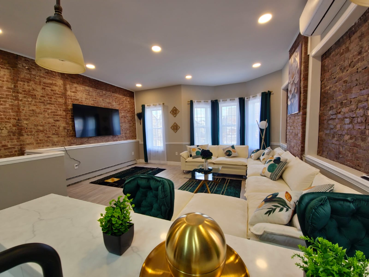 Private 3-Bdrm Apt w/ Private Entrance (Shared common areas)) - Photo 1