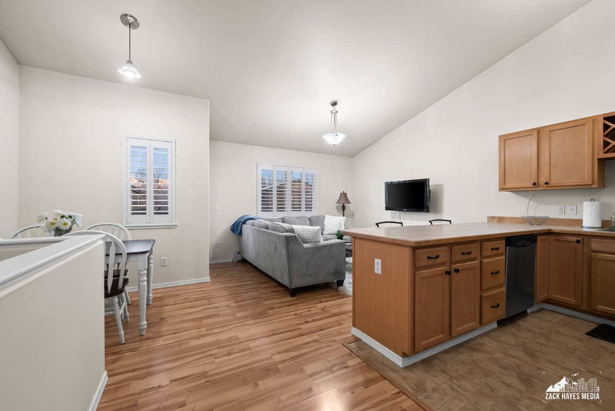 Cozy 2 bedroom condo - Photo 3