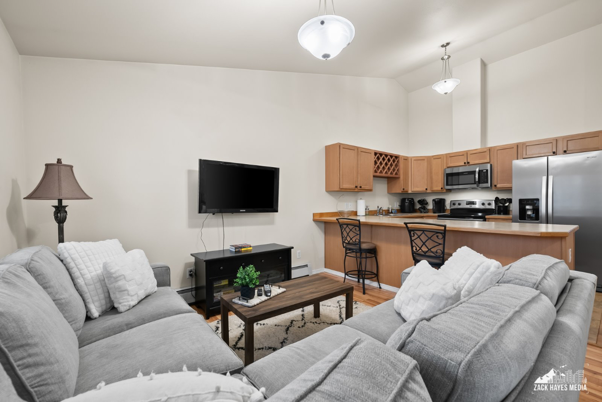 Cozy 2 bedroom condo - Photo 4