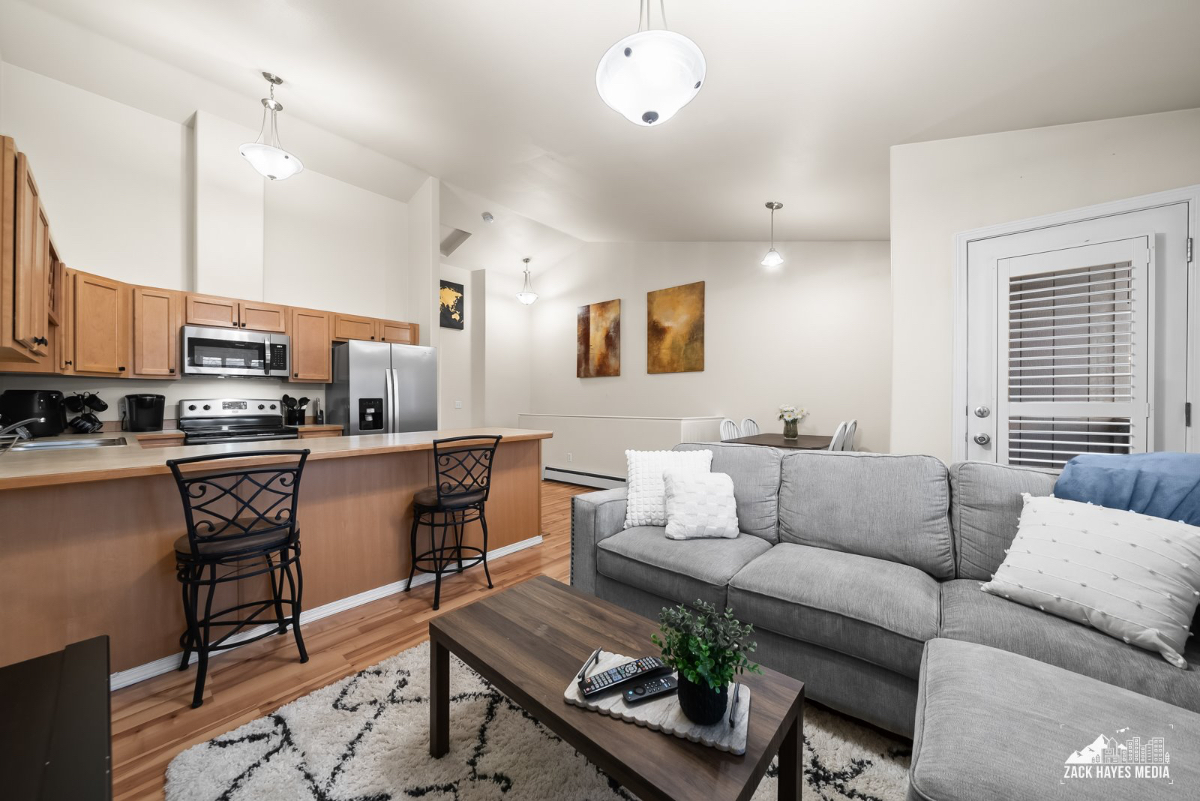 Cozy 2 bedroom condo - Photo 5