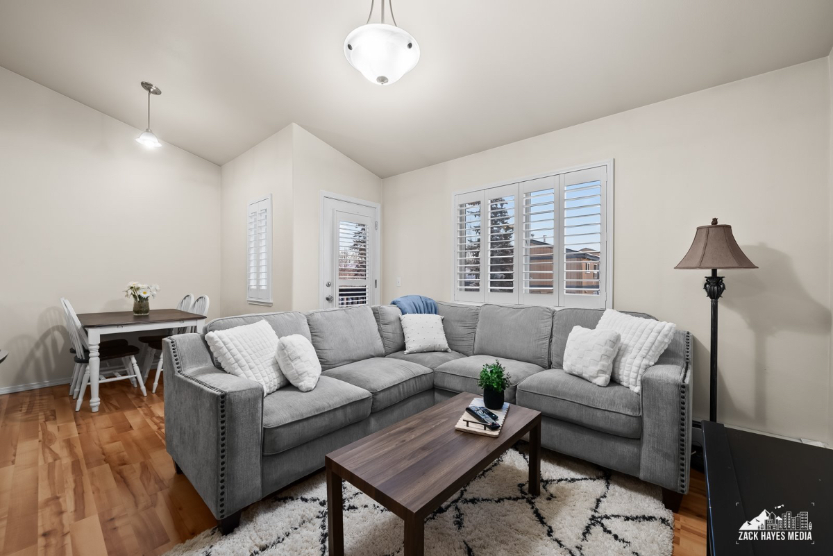 Cozy 2 bedroom condo - Photo 6