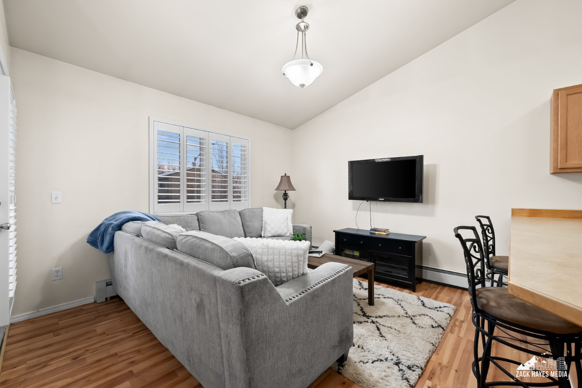 Cozy 2 bedroom condo - Photo 7