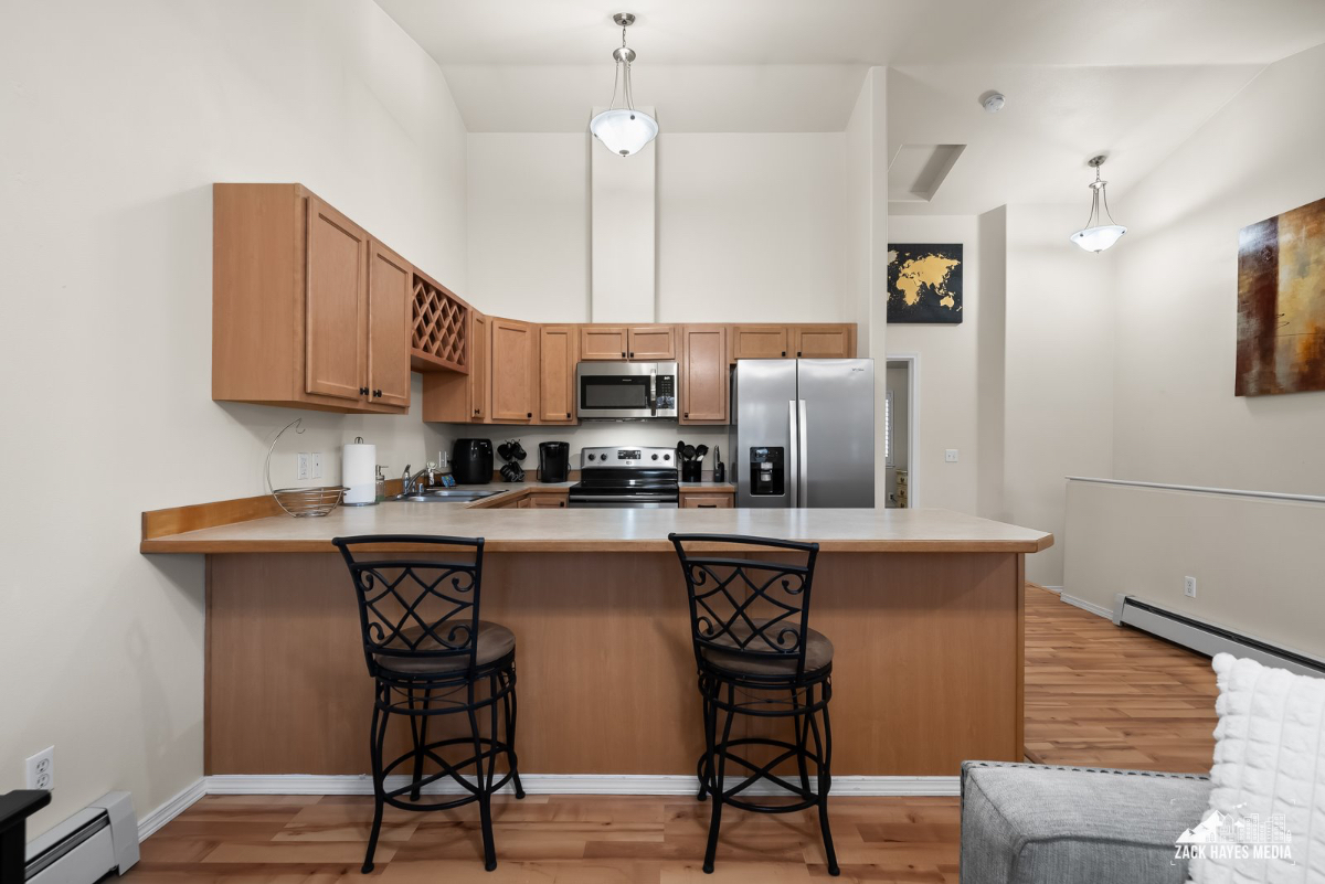 Cozy 2 bedroom condo - Photo 9